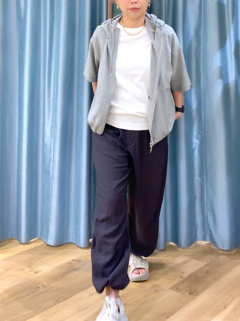 グレー系のサンダル、グレー系のその他パンツ、グレー系のブルゾンを着用したレディースの夏コーディネートの8枚目の写真