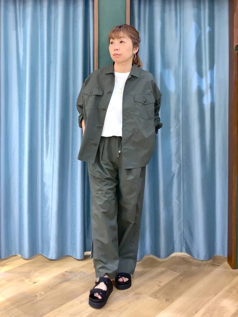 グリーン系のシャツ/ブラウス、ホワイト系のTシャツ/カットソー、グリーン系のその他パンツを着用したレディースの春コーディネートの4枚目の写真