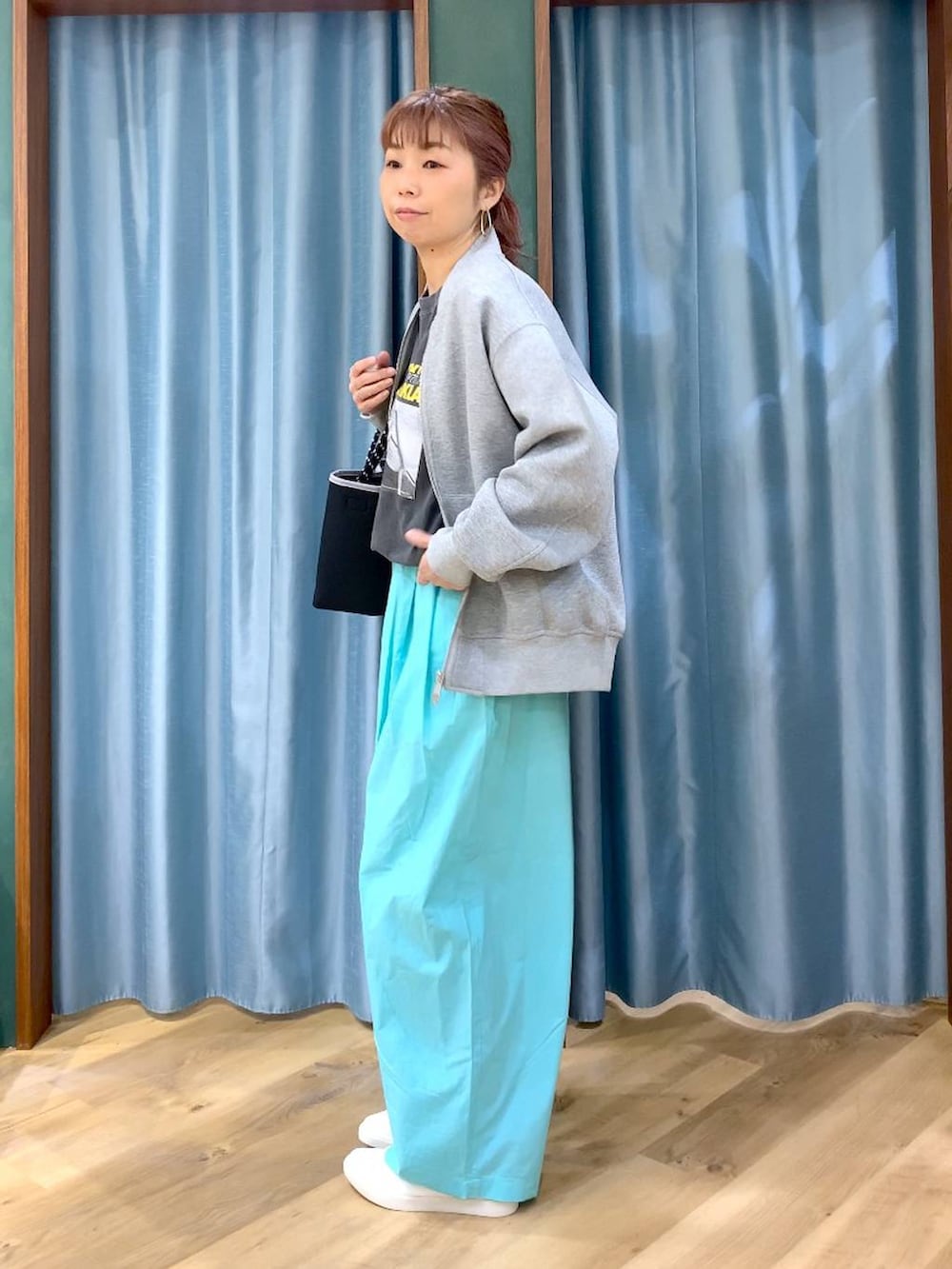 グリーン系のその他パンツ、グレー系のブルゾン、ブラウン系のスニーカーを着用したレディースの春コーディネートの4枚目の写真