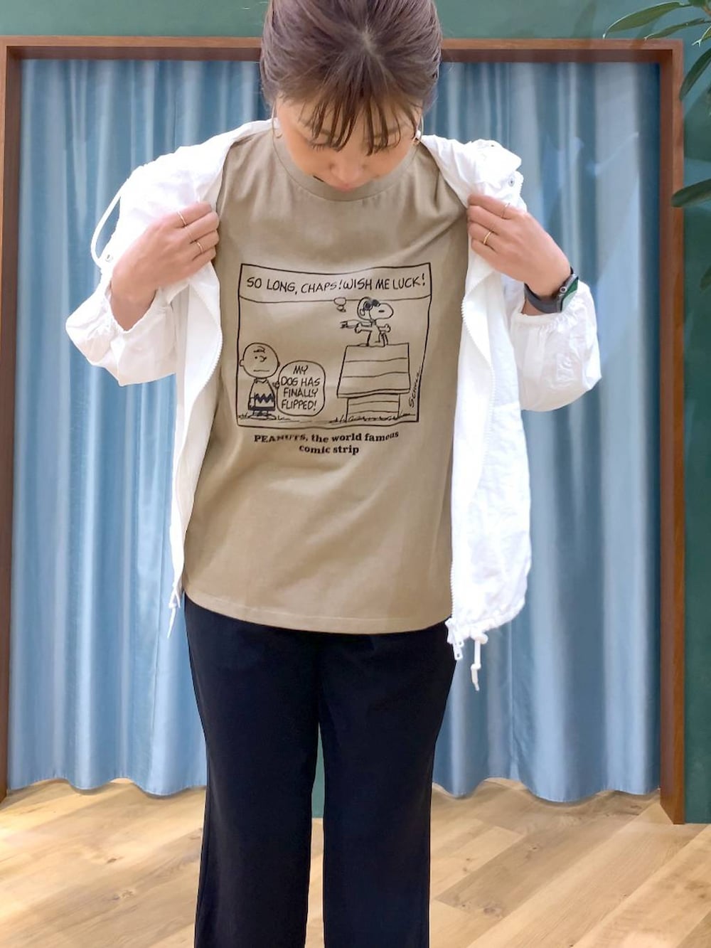ホワイト系のブルゾン、ベージュ系のTシャツ/カットソー、ブラック系のサンダルを着用したレディースの春コーディネートの3枚目の写真