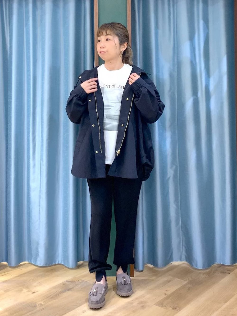 グレー系のローファー、ホワイト系のTシャツ/カットソー、ブラック系のマウンテンパーカーを着用したレディースの春コーディネートの2枚目の写真