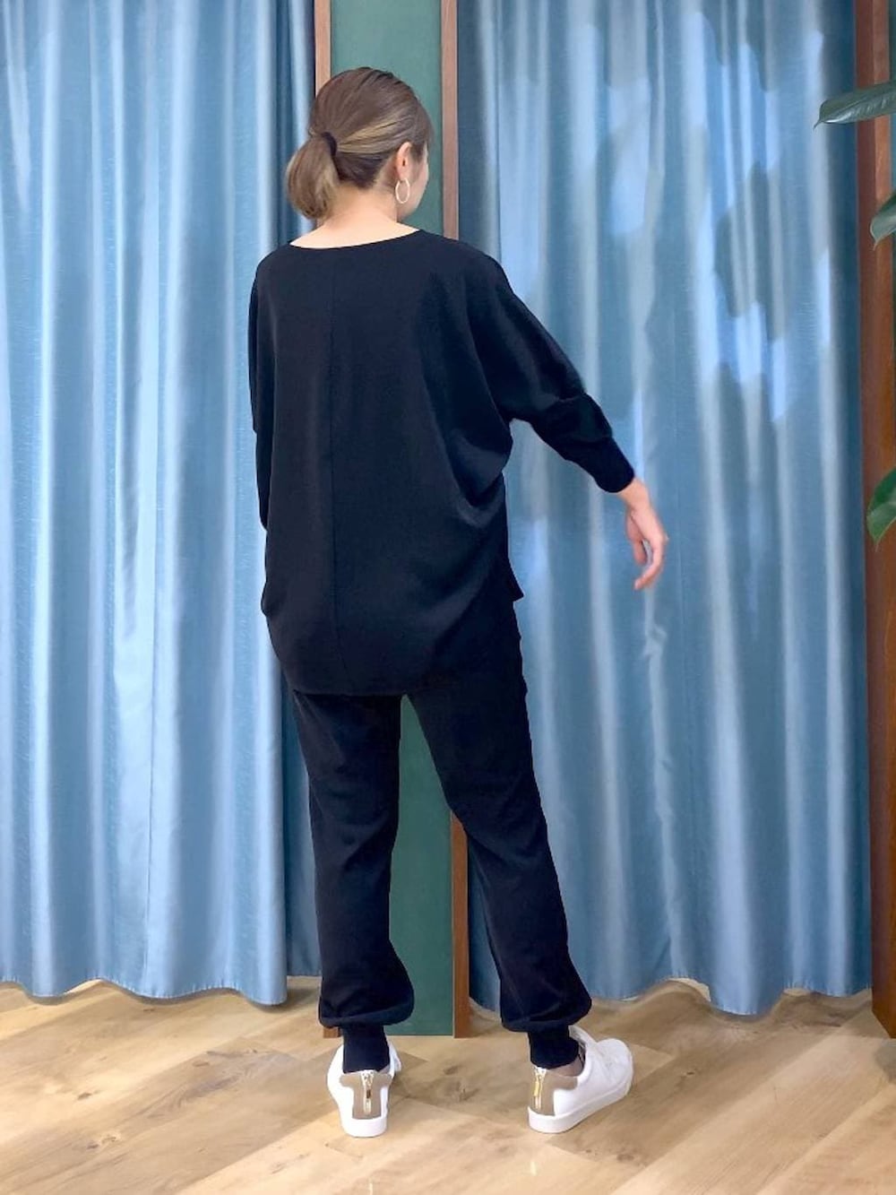 ブラック系のブーツ、ブラック系のTシャツ/カットソー、ブラック系のその他パンツを着用したレディースの冬コーディネートの4枚目の写真