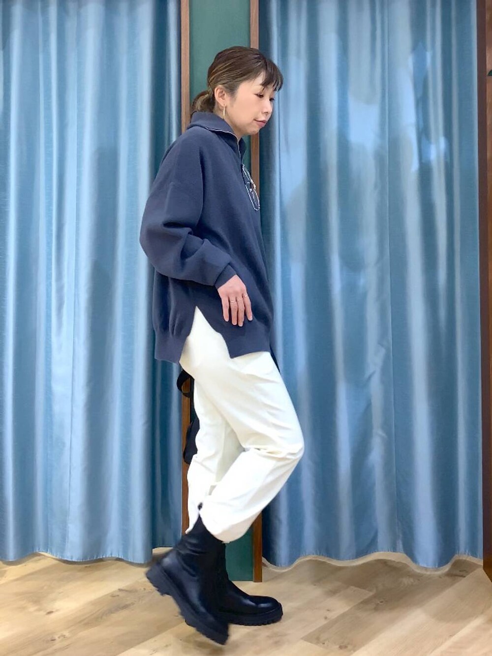 ブラック系のブーツ、ブラック系のショルダーバッグ、ホワイト系のその他パンツを着用したレディースの秋コーディネートの3枚目の写真