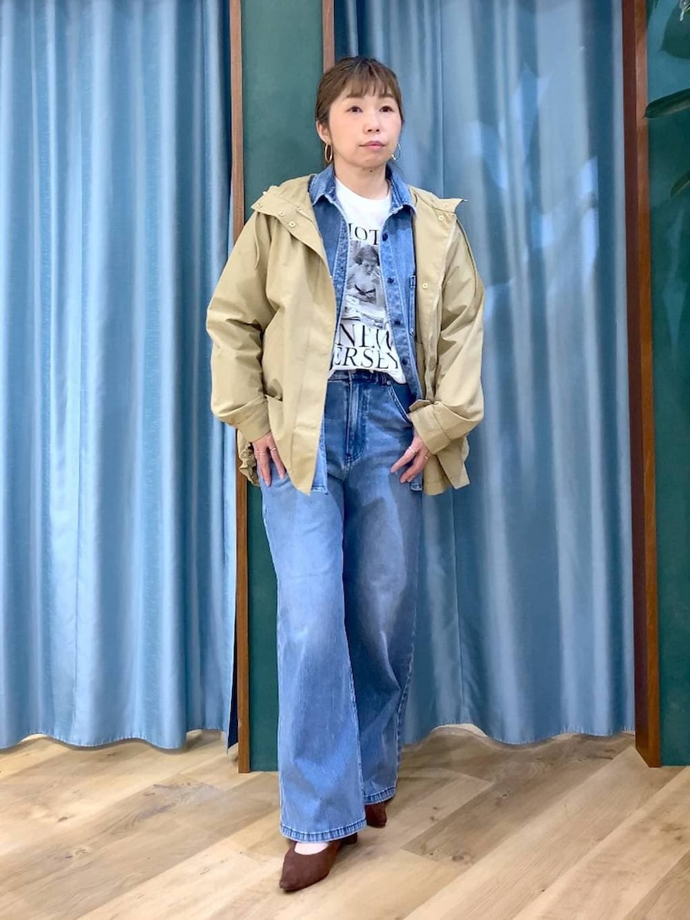 ブルー系のシャツ/ブラウス、ブラウン系のパンプス、ブルー系のデニムパンツを着用したレディースの春コーディネートの4枚目の写真