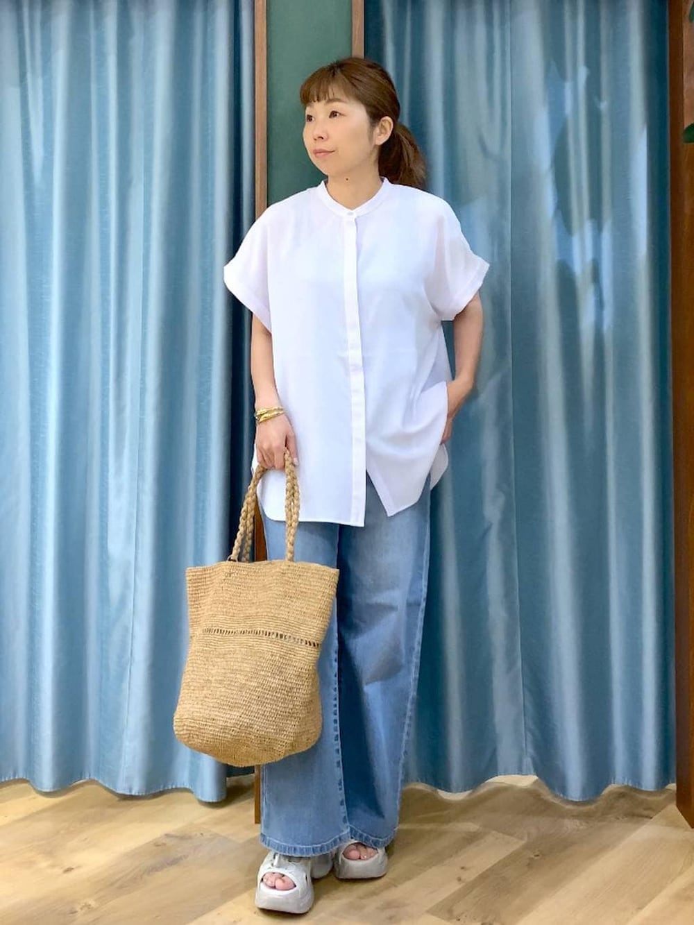 ブルー系のデニムパンツ、ブルー系のシャツ/ブラウス、グレー系のサンダルを着用したレディースの春コーディネートの6枚目の写真