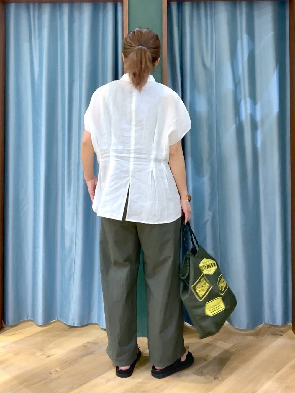 グリーン系のその他パンツ、ホワイト系のシャツ/ブラウス、ブラック系のサンダルを着用したレディースの春コーディネートの6枚目の写真