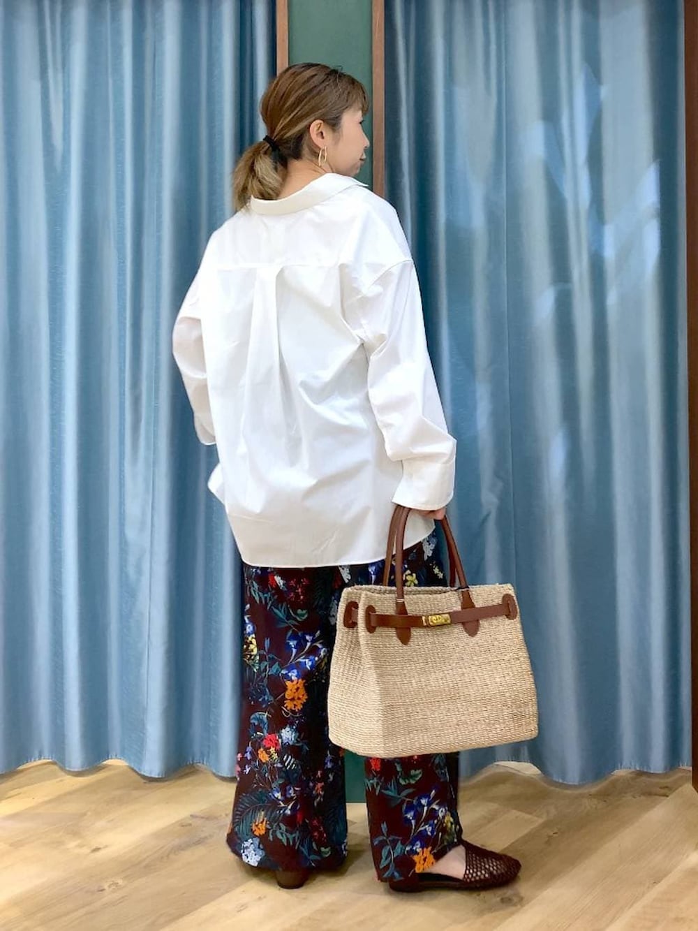 ホワイト系のシャツ/ブラウス、ブラウン系のその他パンツ、ベージュ系のかごバッグを着用したレディースの春コーディネートの8枚目の写真