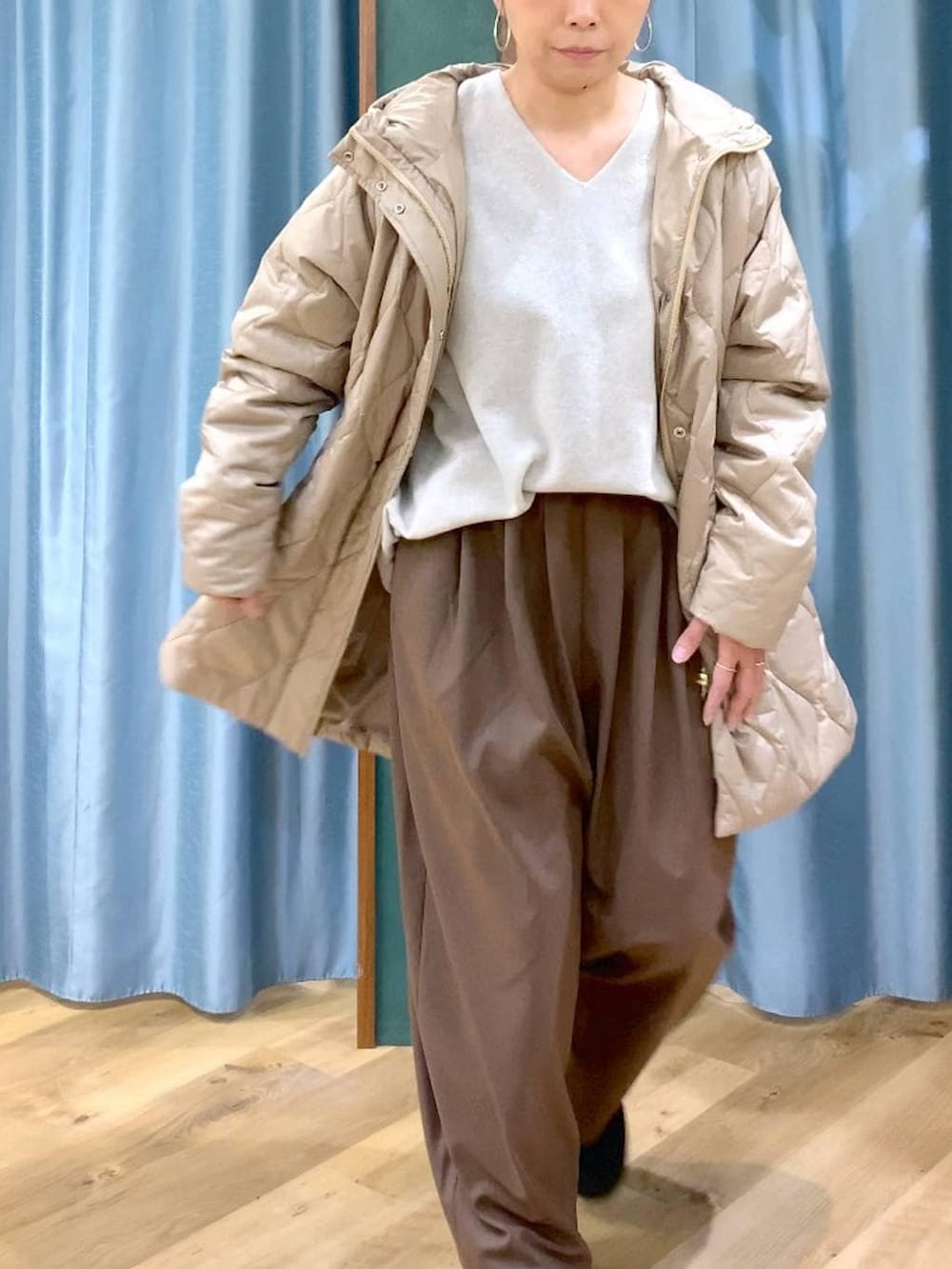 ベージュ系のブルゾン、ベージュ系のニット/セーター、ブラック系のブーツを着用したレディースの冬コーディネートの6枚目の写真