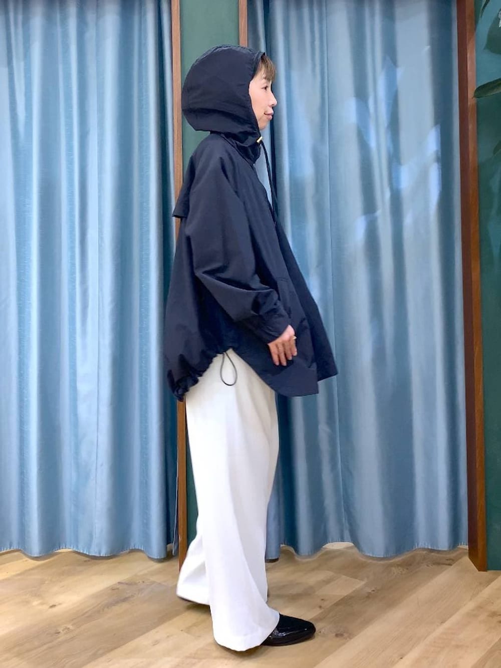 ホワイト系のスラックス、ベージュ系のTシャツ/カットソー、ブラック系のローファーを着用したレディースの春コーディネートの8枚目の写真