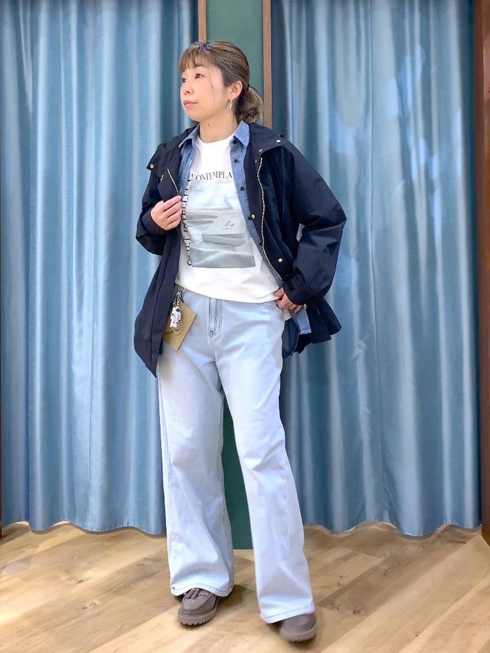 グレー系のローファー、ブルー系のデニムパンツ、ホワイト系のTシャツ/カットソーを着用したレディースの春コーディネートの5枚目の写真