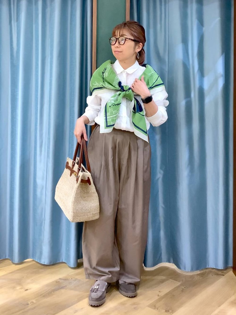 グレー系のローファー、ベージュ系のその他パンツ、ホワイト系のシャツ/ブラウスを着用したレディースの春コーディネートの4枚目の写真