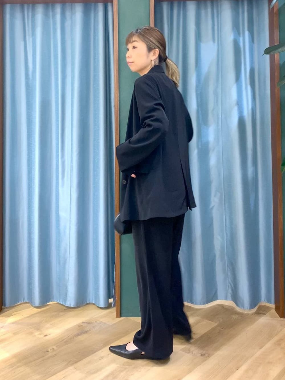 ブラック系のスラックス、ホワイト系のTシャツ/カットソー、ブラック系のテーラードジャケットを着用したレディースの冬コーディネートの5枚目の写真