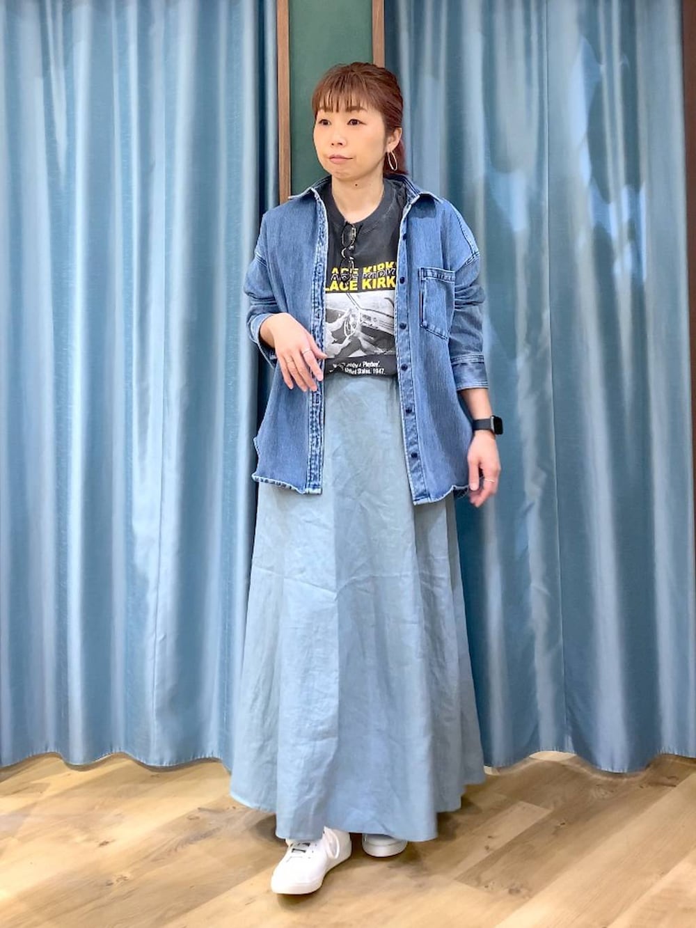 ブルー系のシャツ/ブラウス、グリーン系のスカート、グレー系のTシャツ/カットソーを着用したレディースの春コーディネートの3枚目の写真