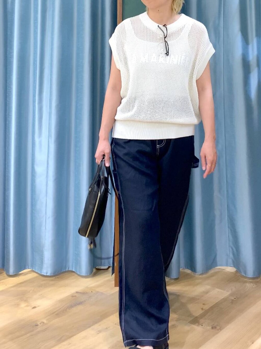 ホワイト系のタンクトップ、ブルー系のその他パンツ、ホワイト系のニット/セーターを着用したレディースの夏コーディネートの5枚目の写真