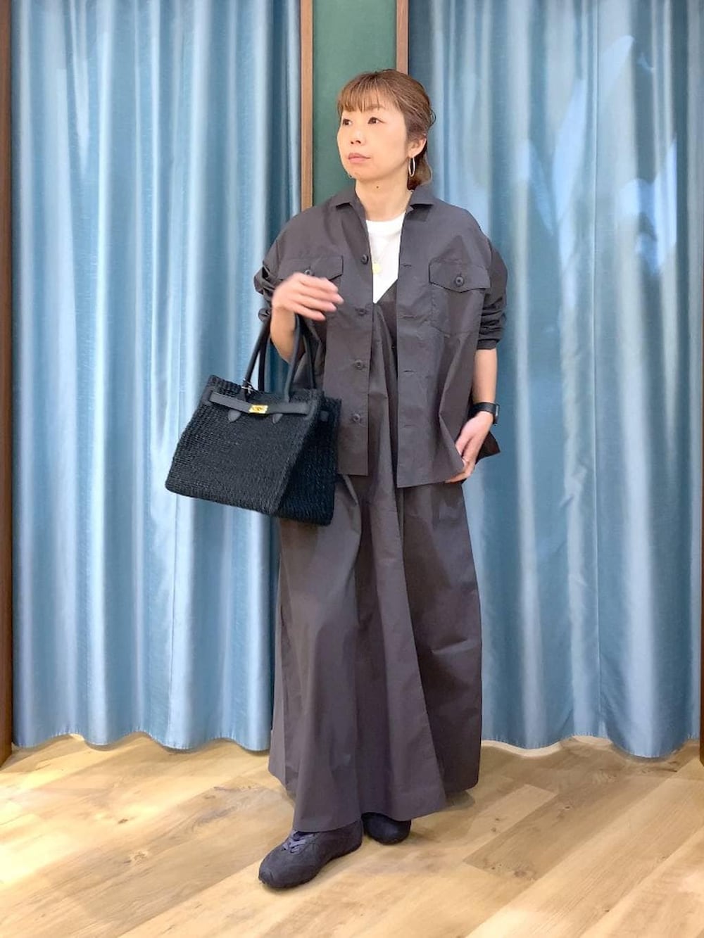 グレー系のシャツ/ブラウス、ホワイト系のTシャツ/カットソー、グレー系のスニーカーを着用したレディースの春コーディネートの4枚目の写真