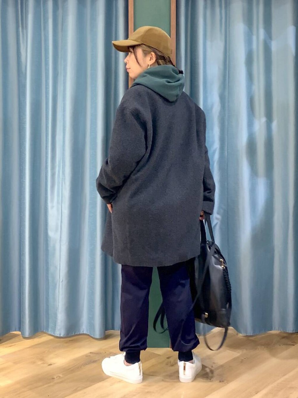 ブラック系のバックパック/リュック、ブルー系のシャツ/ブラウス、グリーン系のパーカーを着用したレディースの秋コーディネートの4枚目の写真