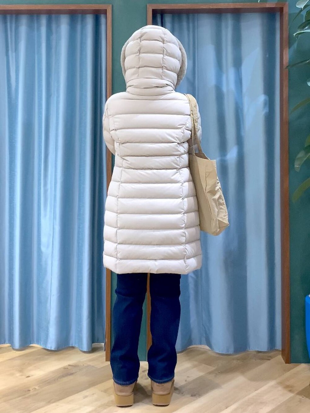 ベージュ系のトートバッグ、ブルー系のシャツ/ブラウス、ブルー系のデニムパンツを着用したレディースの秋コーディネートの8枚目の写真