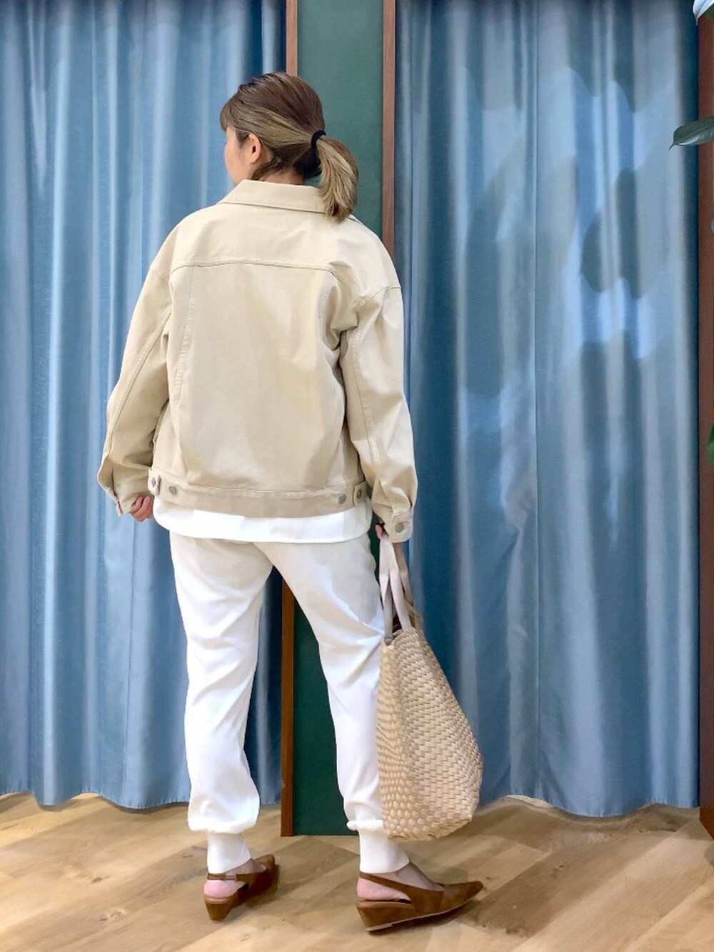 ベージュ系のデニムジャケット、ホワイト系のTシャツ/カットソー、ベージュ系のトートバッグを着用したレディースの冬コーディネートの6枚目の写真