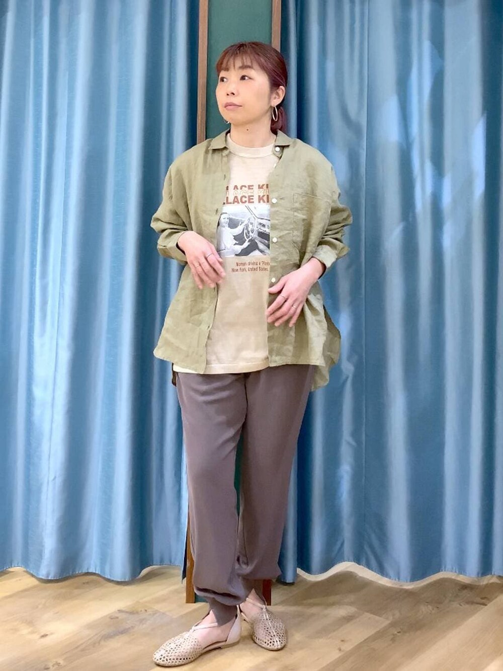 ベージュ系のシャツ/ブラウス、ベージュ系のTシャツ/カットソー、ベージュ系のスリッポンを着用したレディースの春コーディネートの3枚目の写真