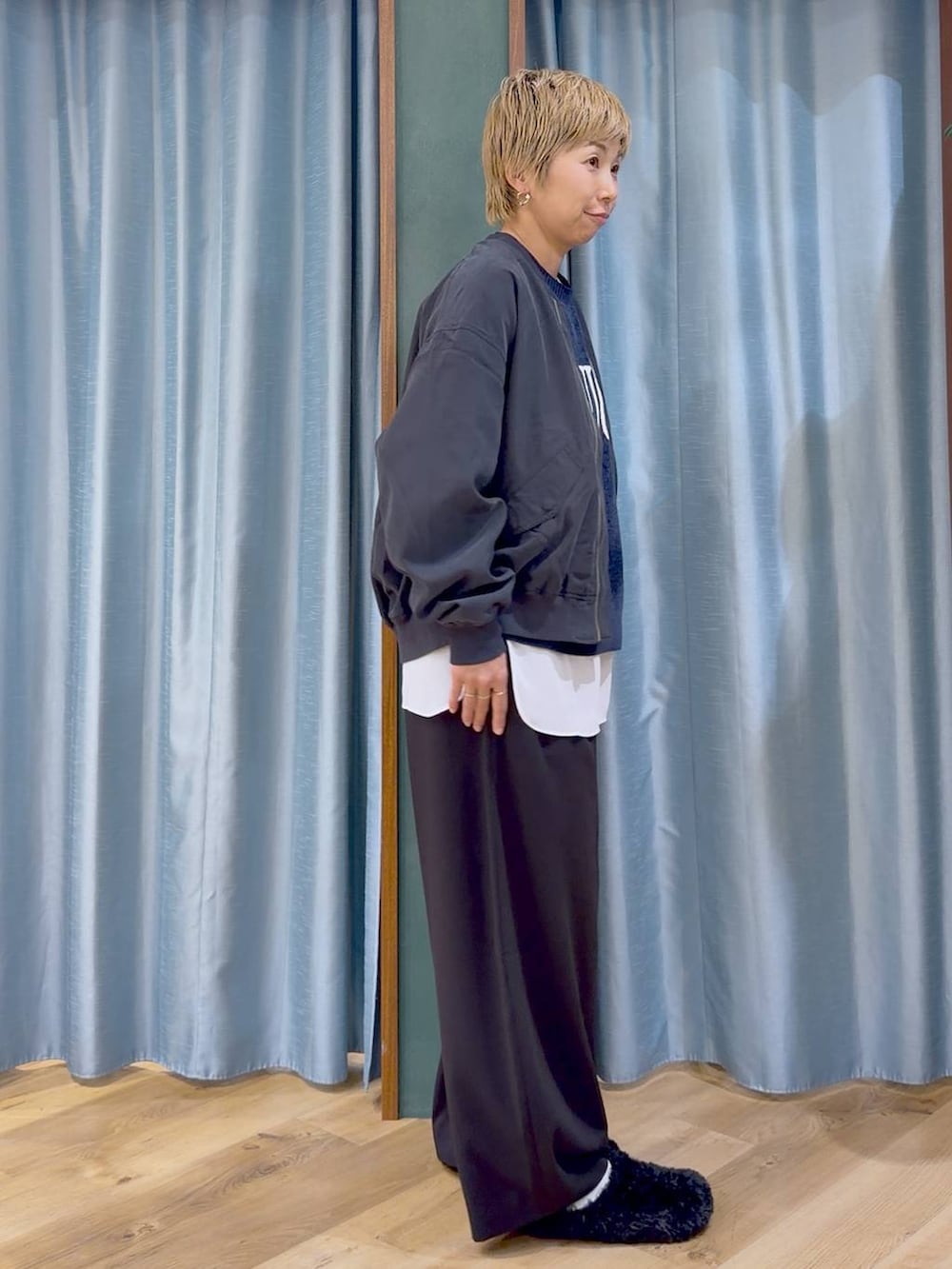ブラック系のその他シューズ、ブルー系のニット/セーター、ホワイト系のTシャツ/カットソーを着用したレディースの秋コーディネートの3枚目の写真