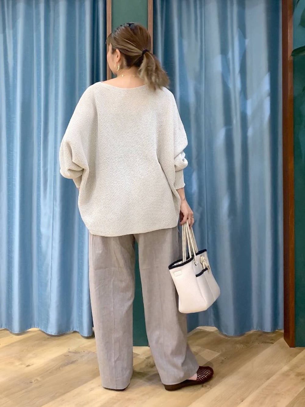 ベージュ系のニット/セーター、ホワイト系のトートバッグ、ベージュ系のその他パンツを着用したレディースの春コーディネートの5枚目の写真