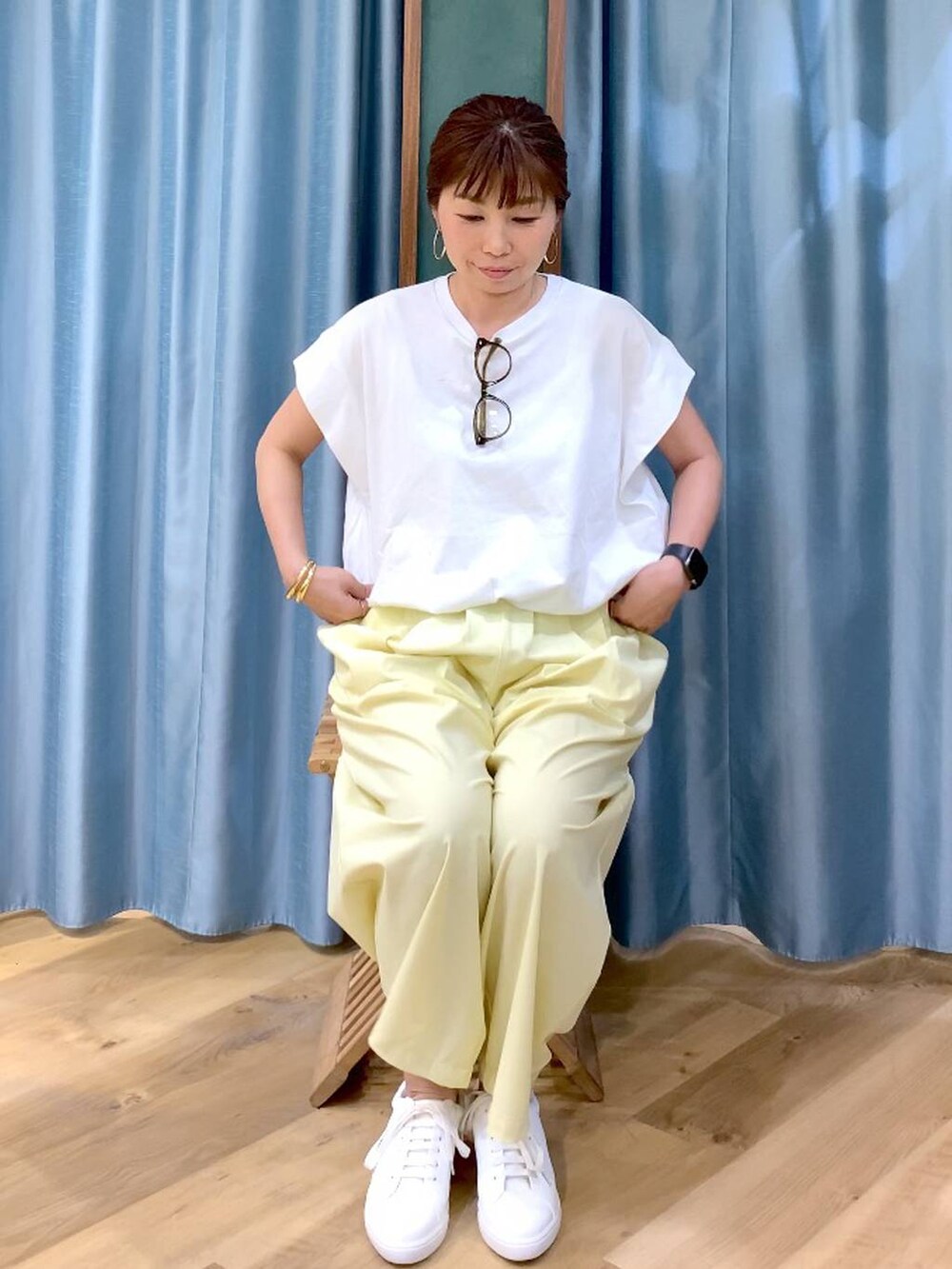 ホワイト系のTシャツ/カットソー、イエロー系のその他パンツ、ホワイト系のスニーカーを着用したレディースの春コーディネートの7枚目の写真