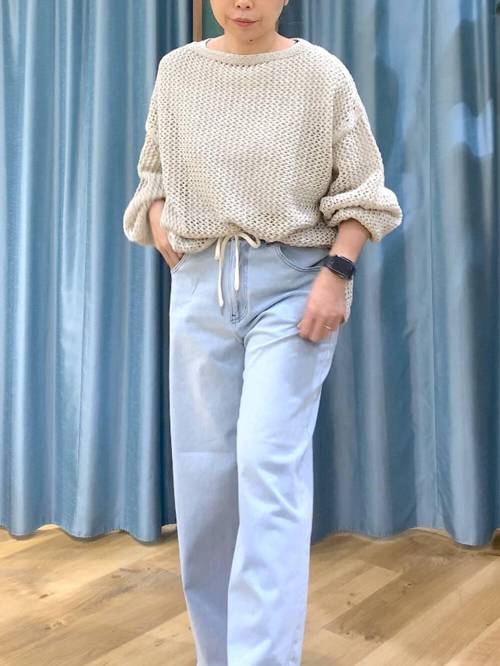 ベージュ系のニット/セーター、ブラウン系のトートバッグ、ホワイト系のTシャツ/カットソーを着用したレディースの冬コーディネートの8枚目の写真