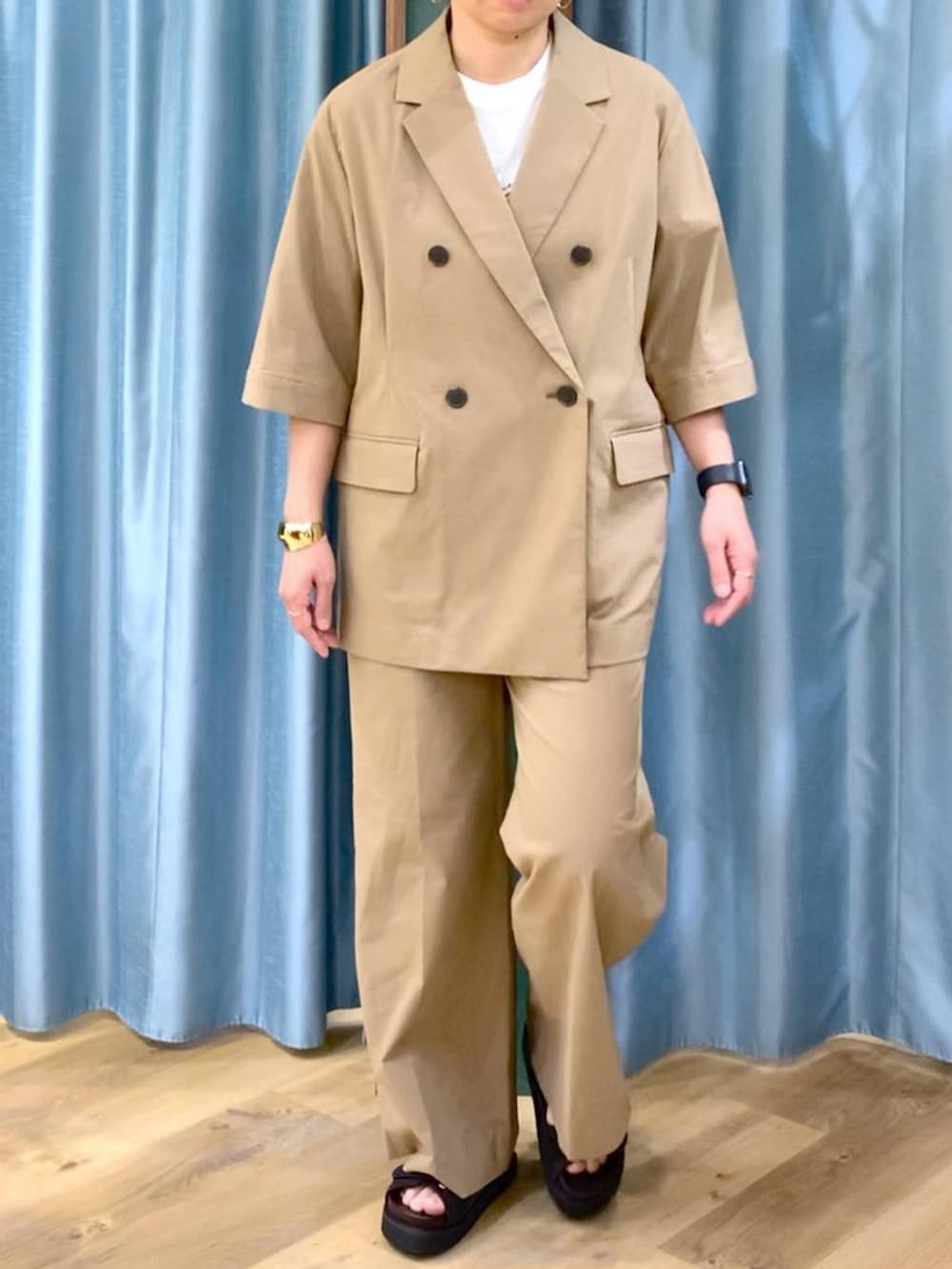 ベージュ系のその他パンツ、ベージュ系のテーラードジャケット、ホワイト系のTシャツ/カットソーを着用したレディースの春コーディネートの7枚目の写真