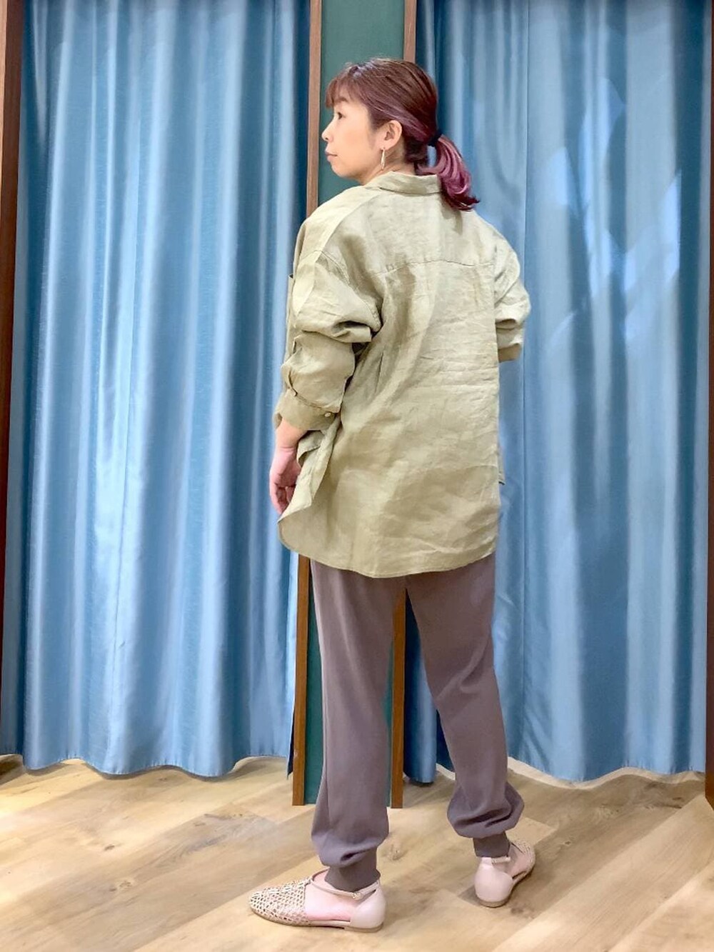 ベージュ系のシャツ/ブラウス、ベージュ系のTシャツ/カットソー、ベージュ系のスリッポンを着用したレディースの春コーディネートの4枚目の写真