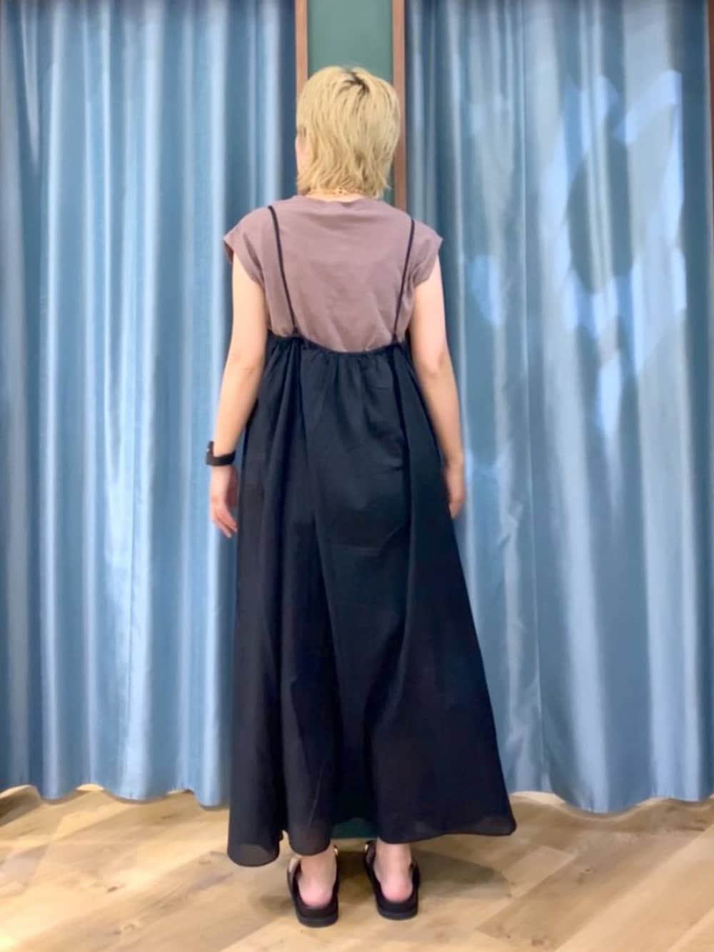 ブラウン系のTシャツ/カットソー、ブラック系のワンピース、ブラック系のサンダルを着用したレディースの夏コーディネートの5枚目の写真