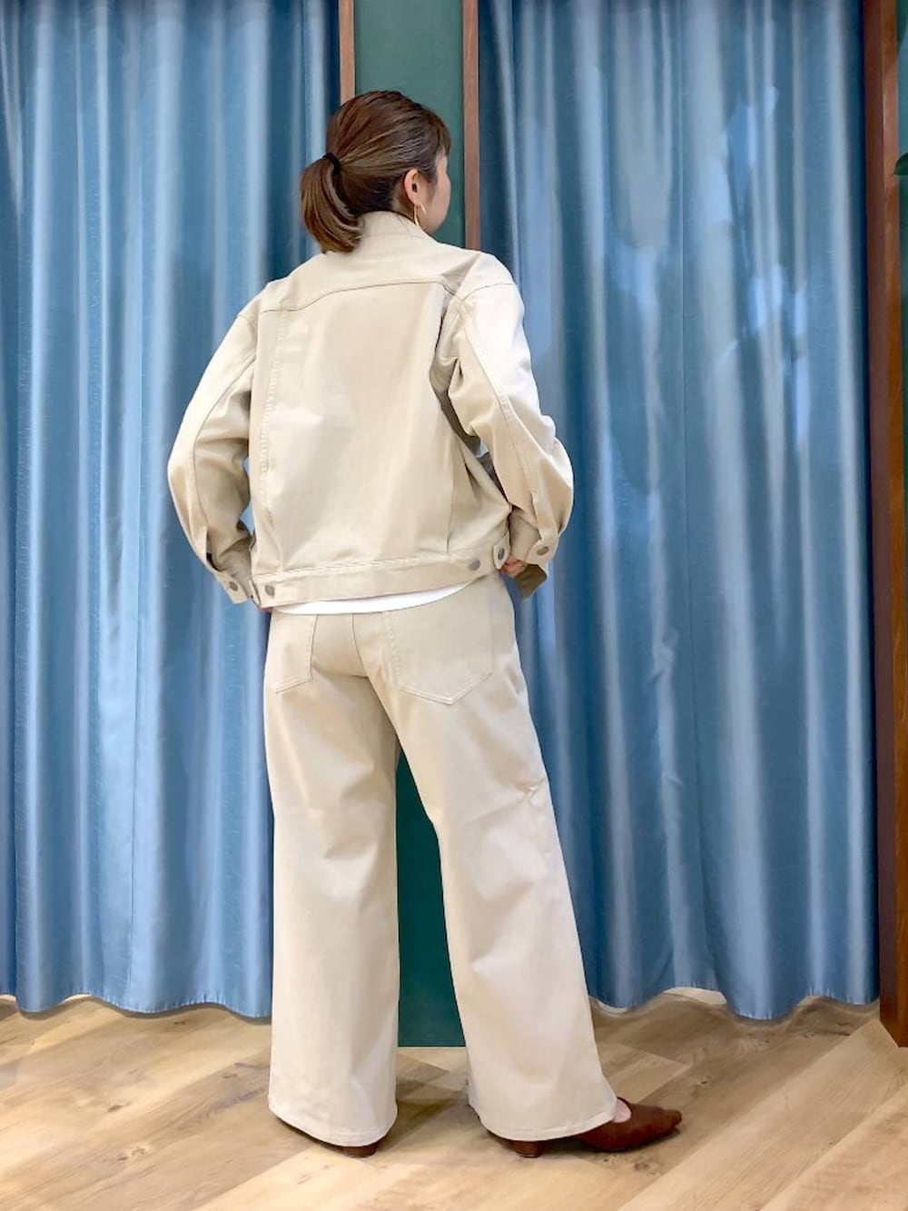 ブラウン系のパンプス、ベージュ系のデニムパンツ、ベージュ系のデニムジャケットを着用したレディースの春コーディネートの9枚目の写真