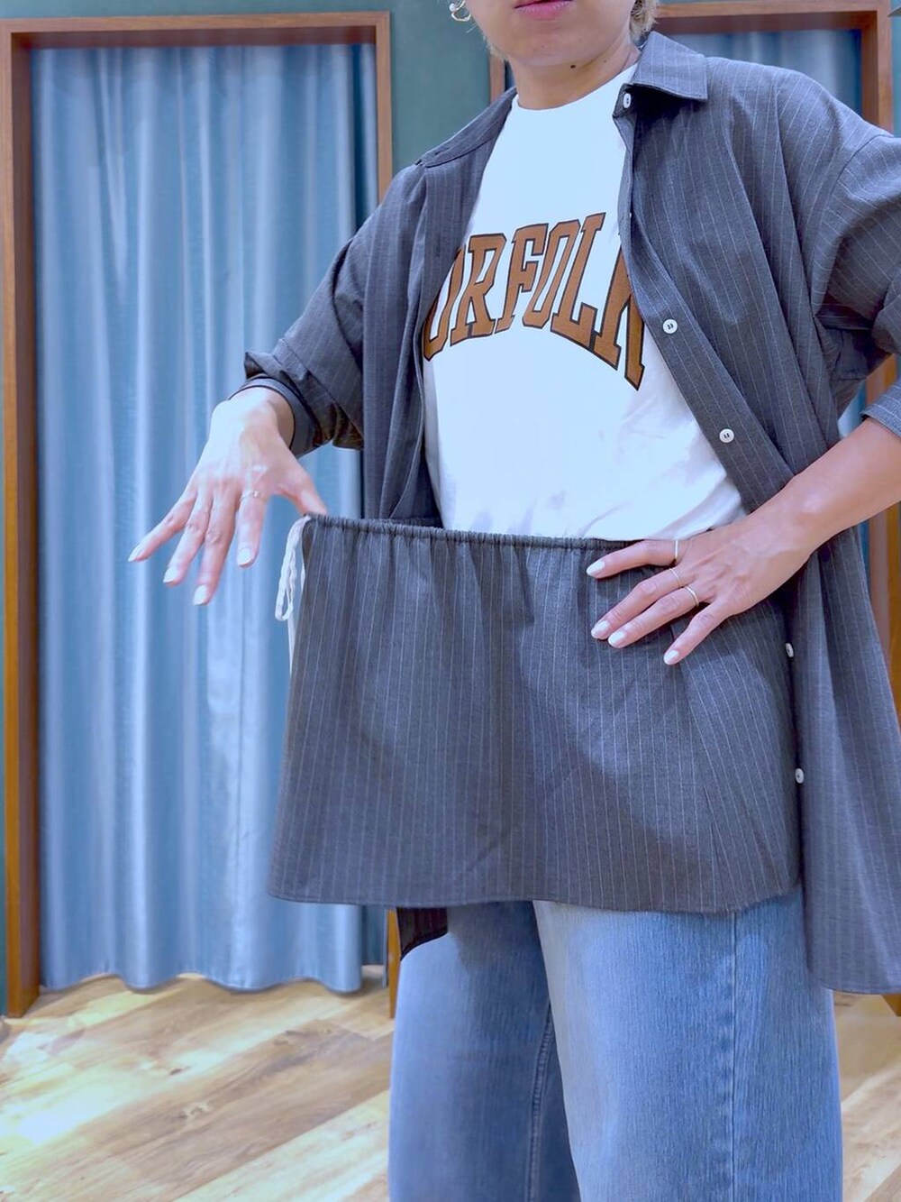 ブラック系のサンダル、グレー系のシャツ/ブラウス、ホワイト系のTシャツ/カットソーを着用したレディースの夏コーディネートの6枚目の写真
