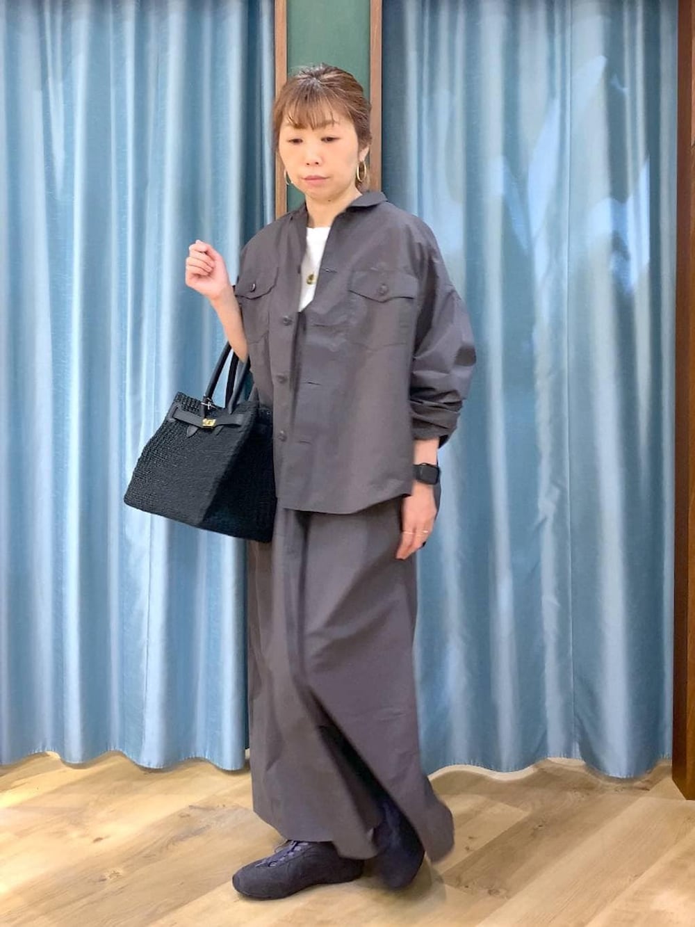 グレー系のシャツ/ブラウス、ホワイト系のTシャツ/カットソー、グレー系のスニーカーを着用したレディースの春コーディネートの5枚目の写真