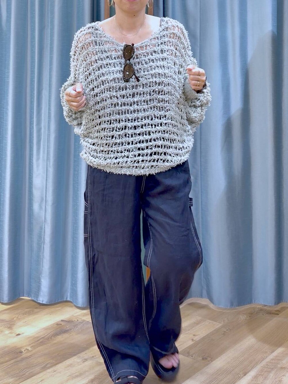 グレー系のタンクトップ、ブルー系のその他パンツ、ブラック系のサンダルを着用したレディースの夏コーディネートの8枚目の写真