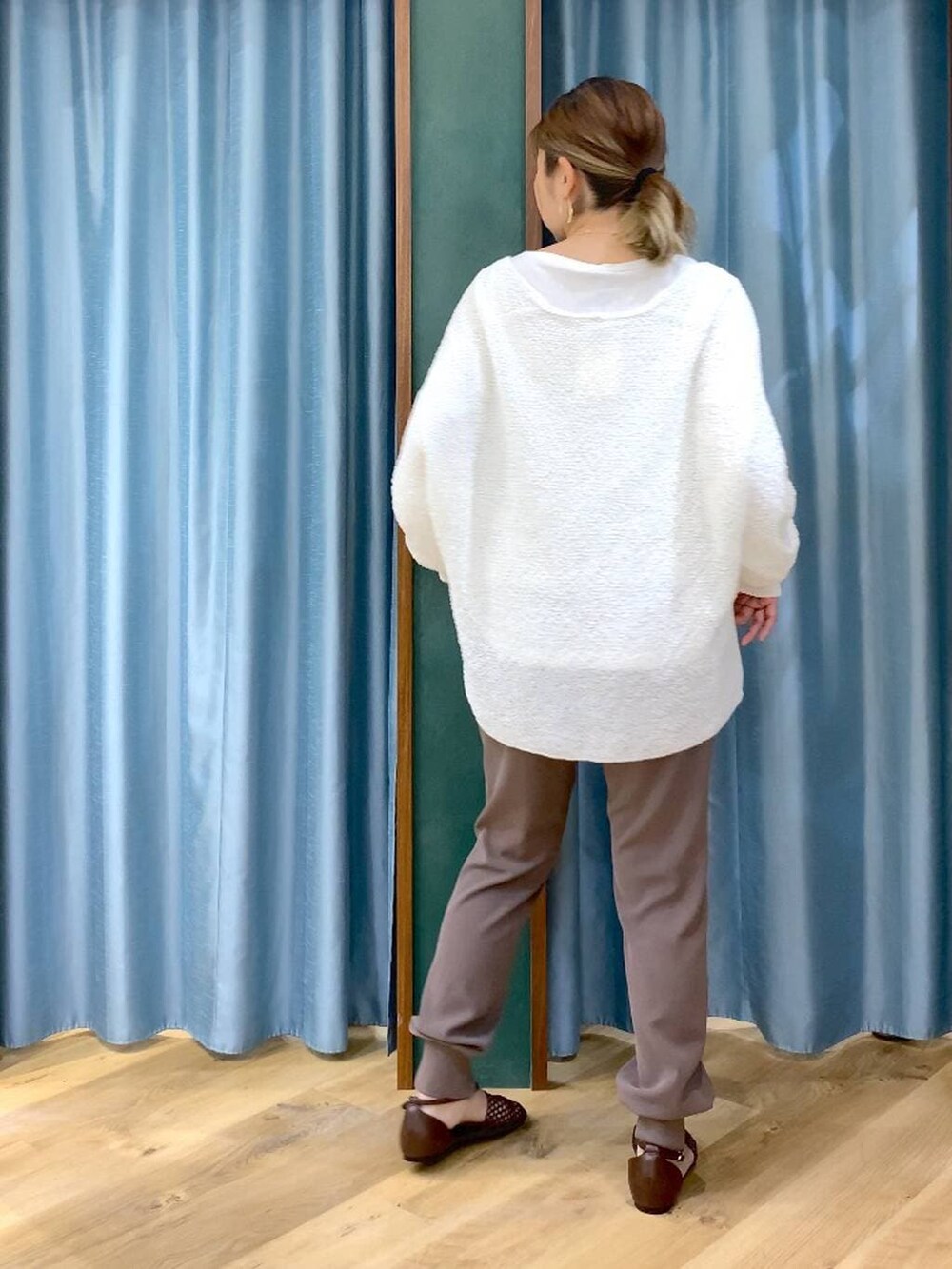 ホワイト系のTシャツ/カットソー、ホワイト系のカーディガン/ボレロ、ブラウン系のスリッポンを着用したレディースの春コーディネートの6枚目の写真