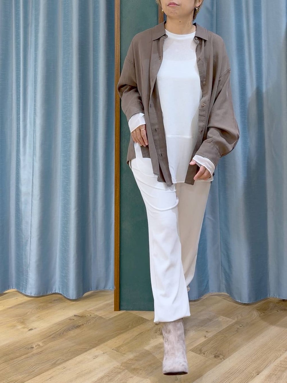 ブラウン系のブーツ、ブラウン系のシャツ/ブラウス、ホワイト系のTシャツ/カットソーを着用したレディースの秋コーディネートの7枚目の写真