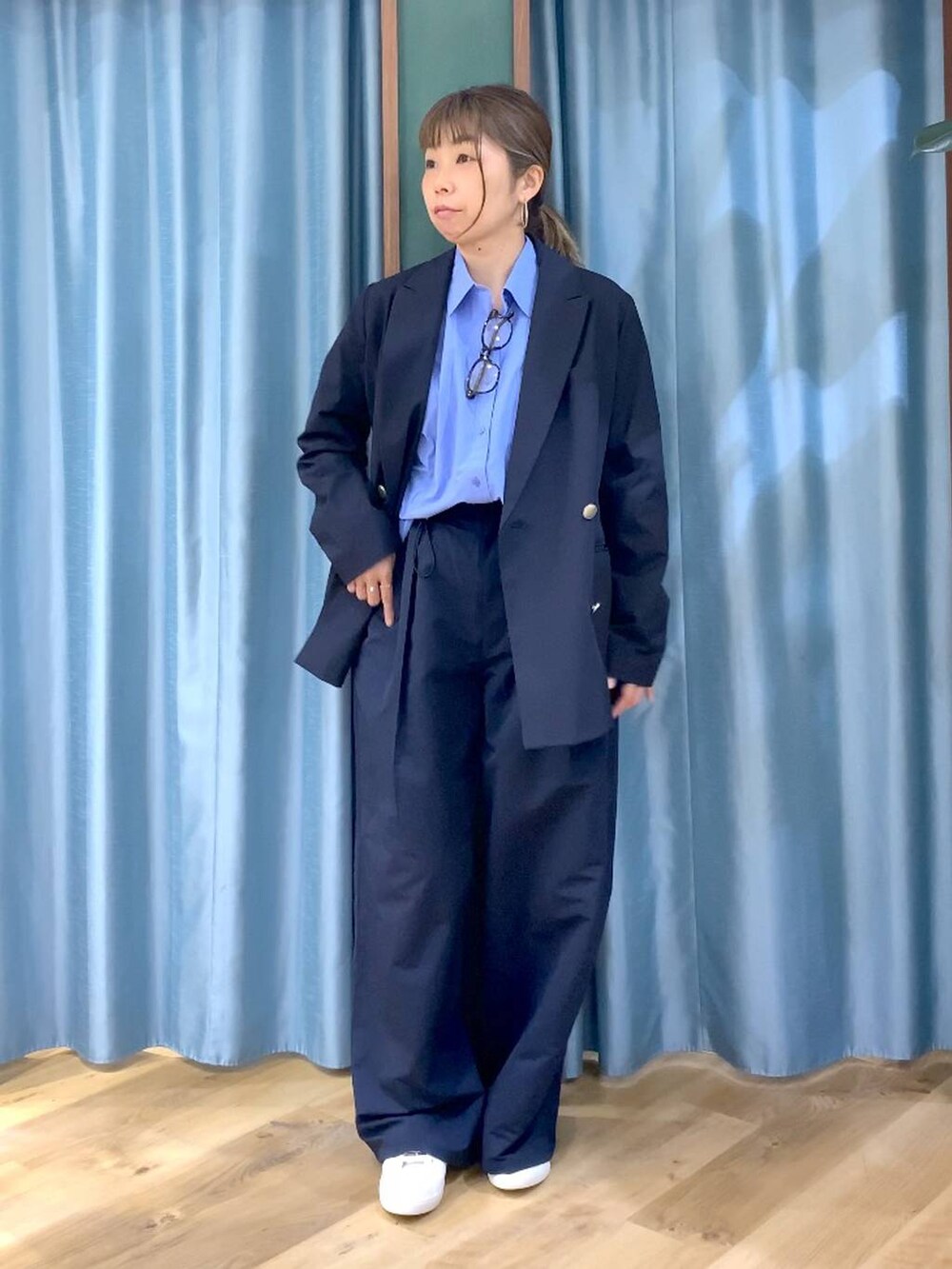 ブルー系のシャツ/ブラウス、ブルー系のその他パンツ、ブラウン系のスニーカーを着用したレディースの冬コーディネートの5枚目の写真