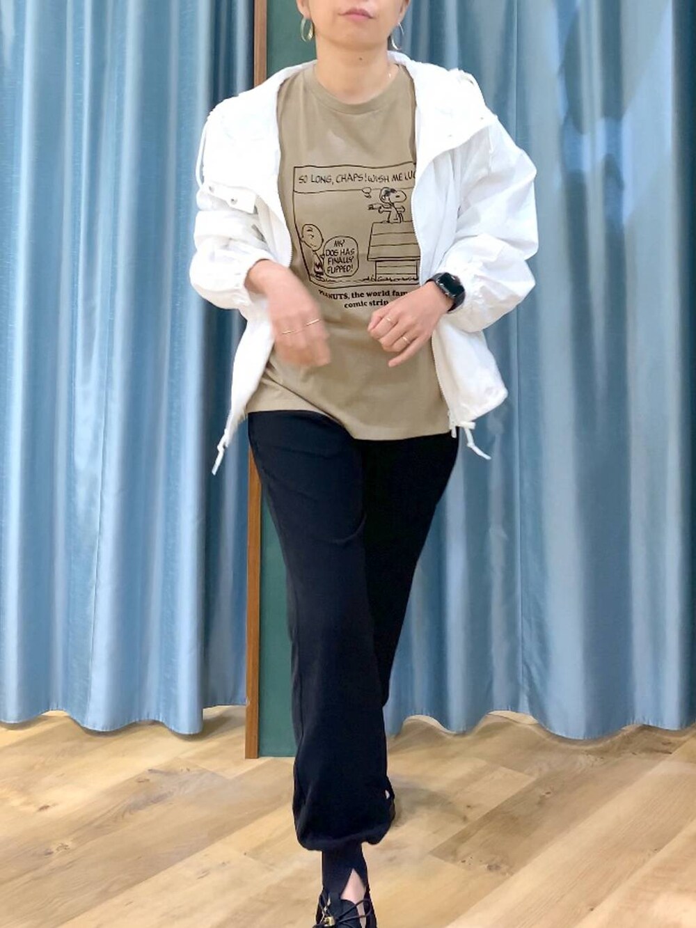 ホワイト系のブルゾン、ベージュ系のTシャツ/カットソー、ブラック系のサンダルを着用したレディースの春コーディネートの7枚目の写真