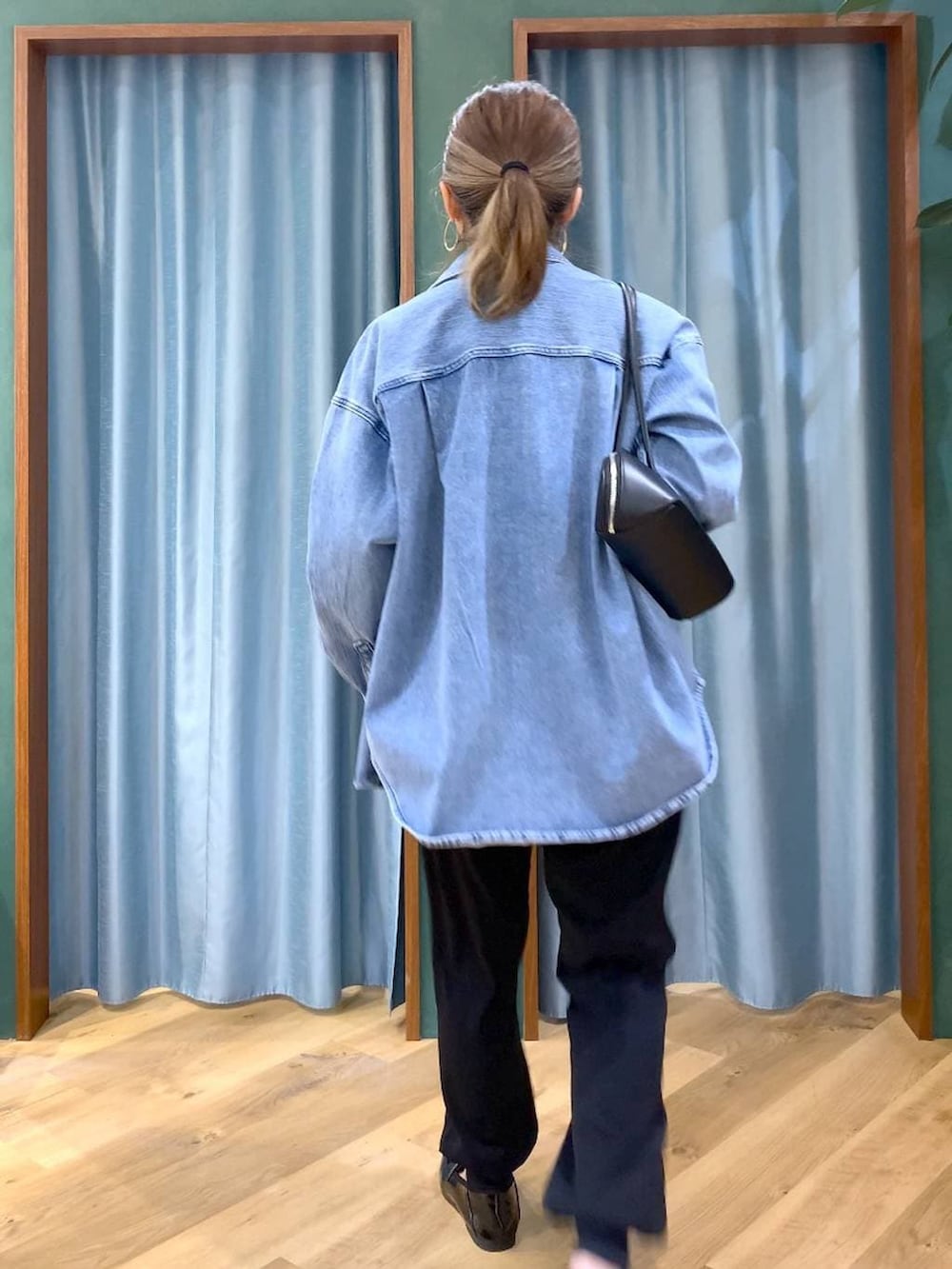 ブルー系のシャツ/ブラウス、ホワイト系のTシャツ/カットソー、ブラック系のハンドバッグを着用したレディースの春コーディネートの8枚目の写真