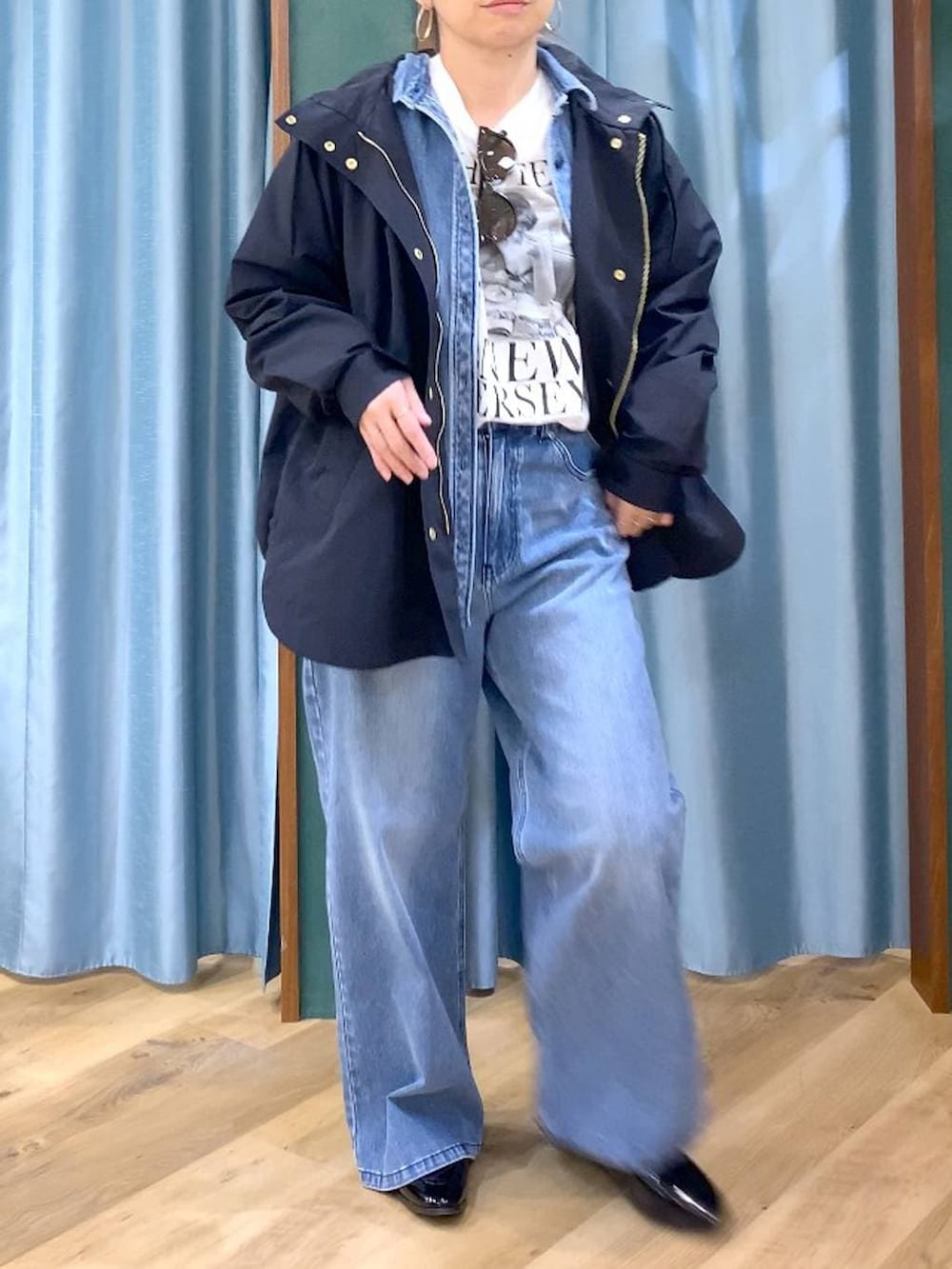 ブルー系のシャツ/ブラウス、ブルー系のデニムパンツ、ブラック系のローファーを着用したレディースの春コーディネートの7枚目の写真