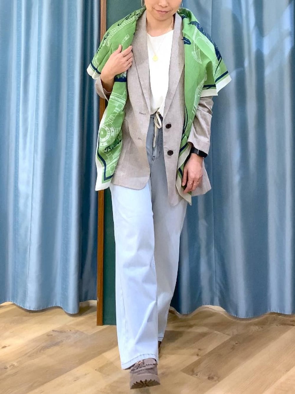 グレー系のローファー、ブルー系のデニムパンツ、ベージュ系のテーラードジャケットを着用したレディースの春コーディネートの8枚目の写真