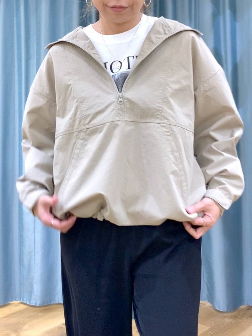 ブラック系のスラックス、ベージュ系のブルゾン、ホワイト系のTシャツ/カットソーを着用したレディースの冬コーディネートの6枚目の写真