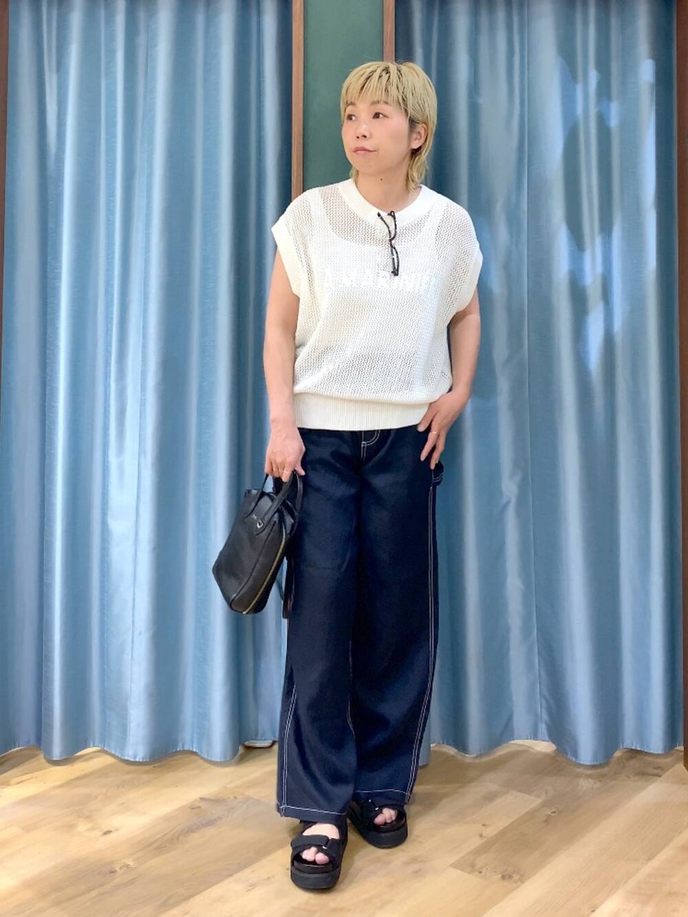 ホワイト系のタンクトップ、ブルー系のその他パンツ、ホワイト系のニット/セーターを着用したレディースの夏コーディネートの2枚目の写真