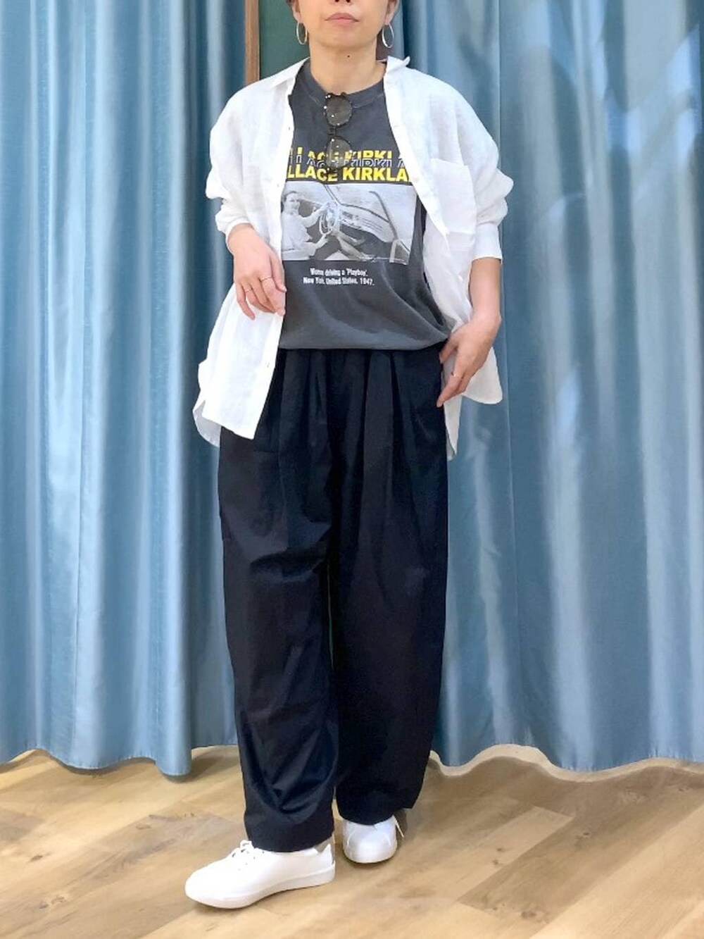 ブラック系のその他パンツ、ブラウン系のスニーカー、ホワイト系のシャツ/ブラウスを着用したレディースの春コーディネートの3枚目の写真