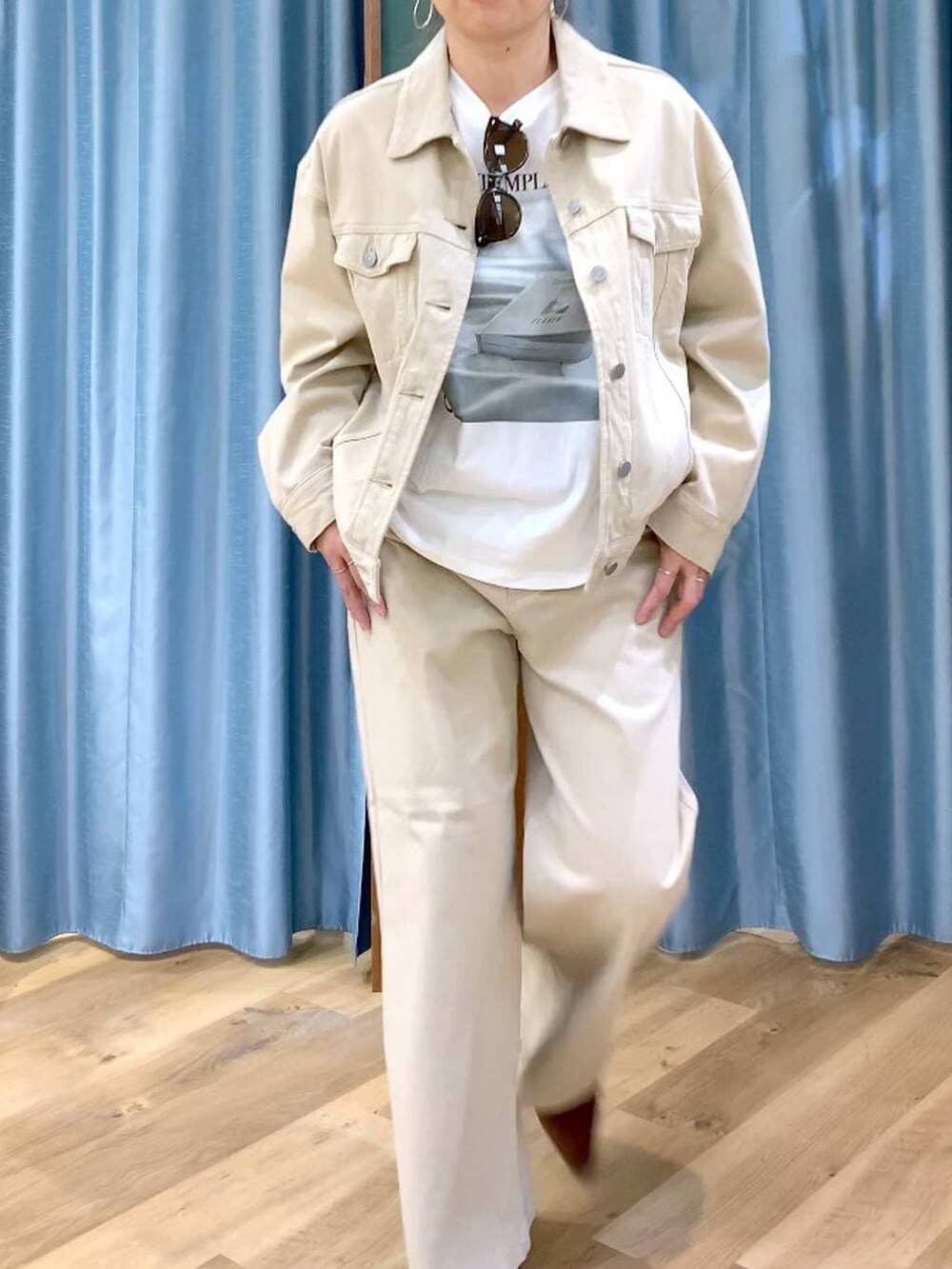 ブラウン系のパンプス、ベージュ系のデニムパンツ、ベージュ系のデニムジャケットを着用したレディースの春コーディネートの7枚目の写真