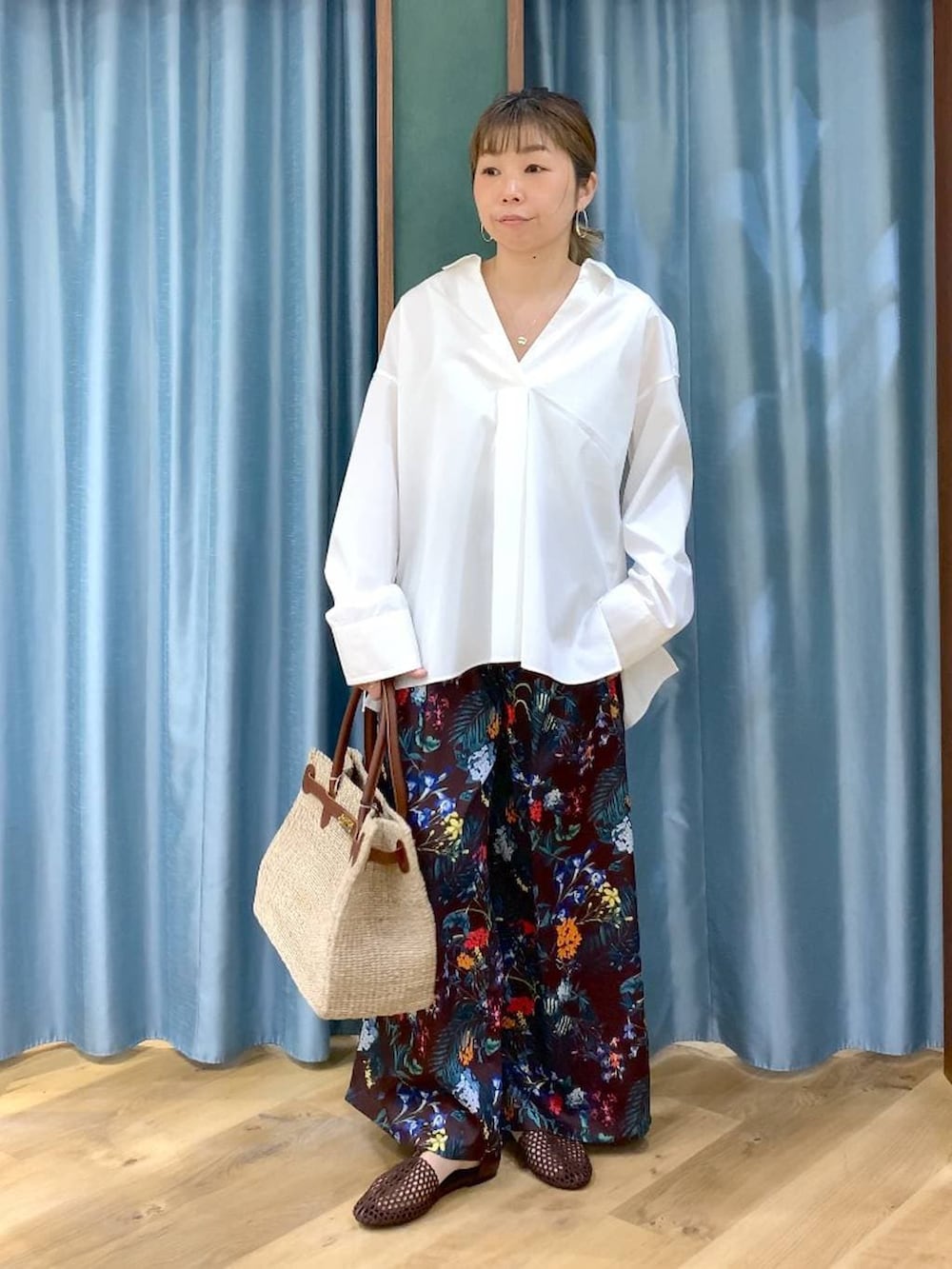 ホワイト系のシャツ/ブラウス、ブラウン系のその他パンツ、ベージュ系のかごバッグを着用したレディースの春コーディネートの4枚目の写真