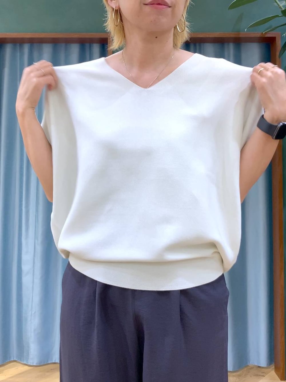 ホワイト系のトートバッグ、ホワイト系のニット/セーター、グレー系のその他パンツを着用したレディースの春コーディネートの8枚目の写真