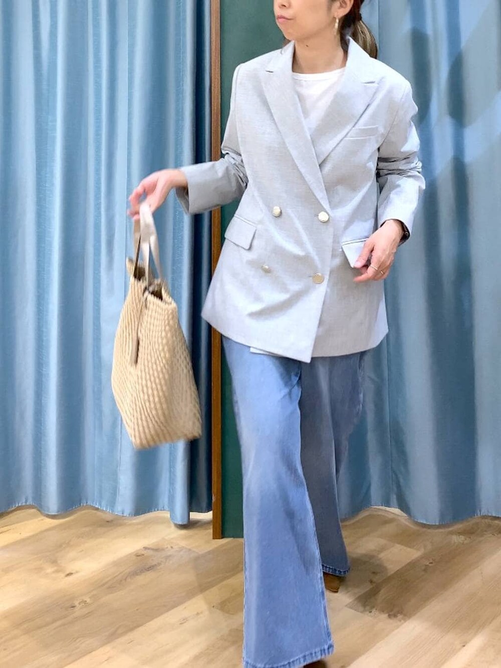 ホワイト系のTシャツ/カットソー、ブルー系のデニムパンツ、グレー系のテーラードジャケットを着用したレディースの冬コーディネートの8枚目の写真