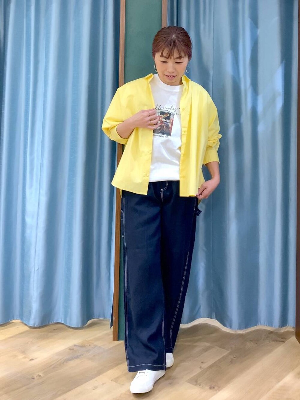 イエロー系のシャツ/ブラウス、ブルー系のその他パンツ、ホワイト系のTシャツ/カットソーを着用したレディースの春コーディネートの2枚目の写真