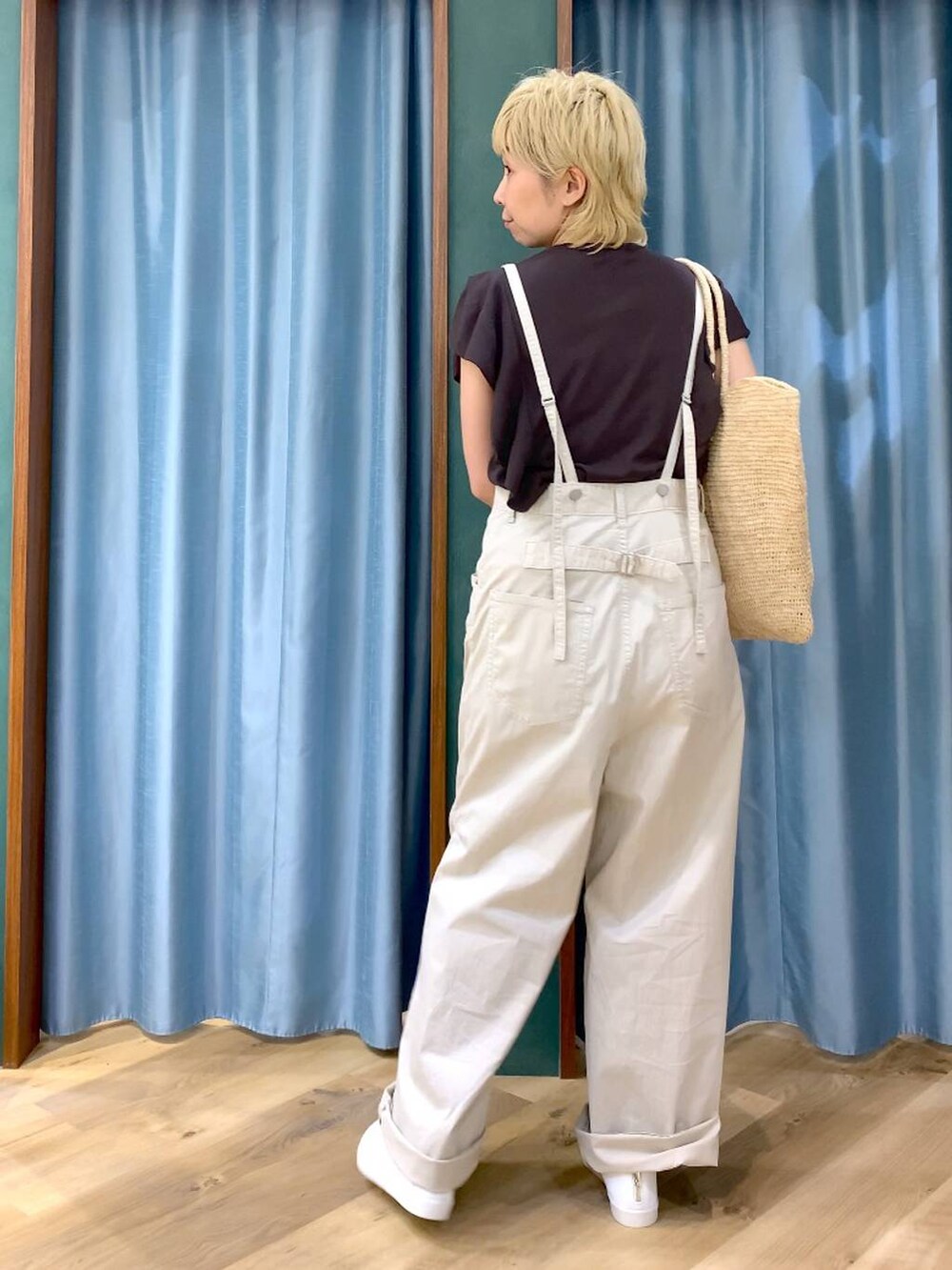 ベージュ系のその他パンツ、ブラウン系のニット/セーター、ベージュ系のかごバッグを着用したレディースの春コーディネートの5枚目の写真